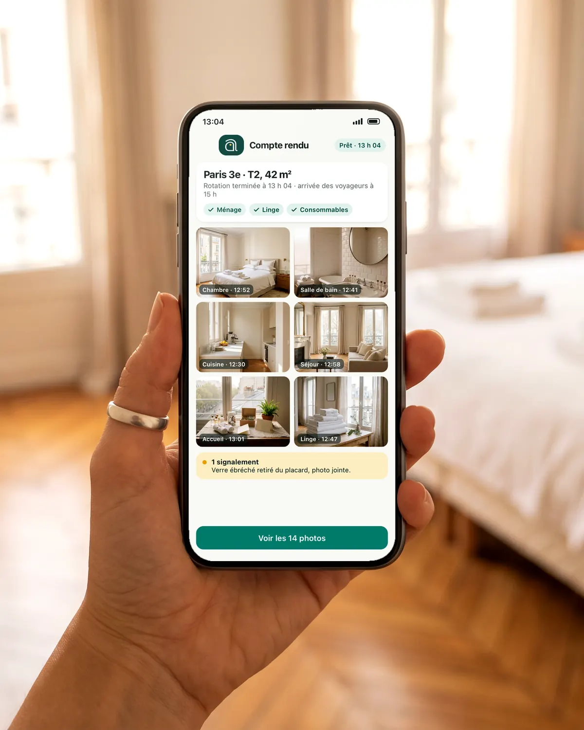 Illustration : téléphone affichant le compte rendu photo d’une rotation, devant une chambre parisienne prête pour les voyageurs