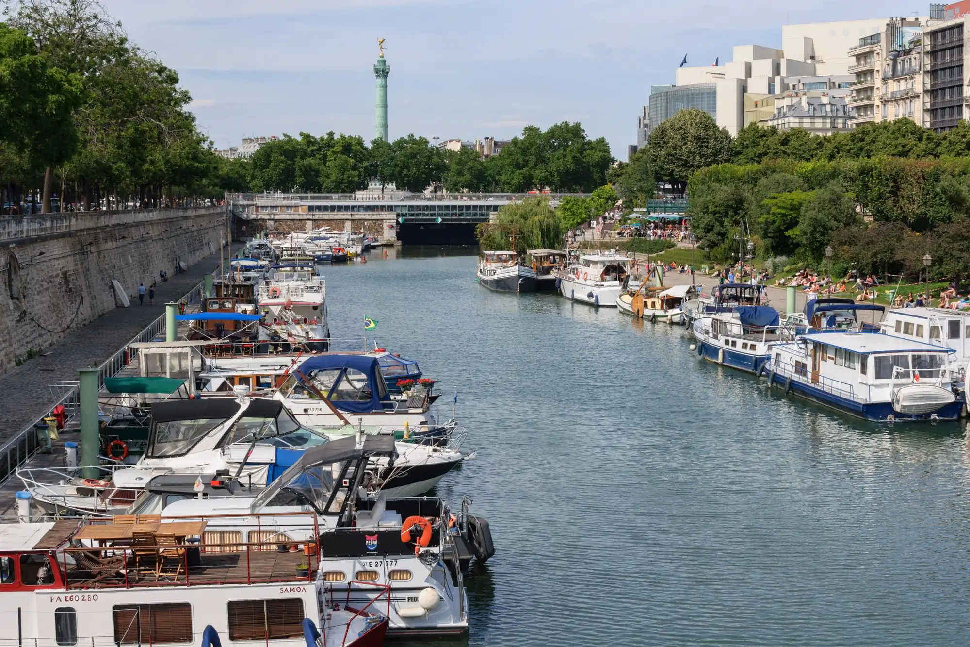 Port de l’Arsenal et ses bateaux, la colonne de Juillet de la place de la Bastille au fond