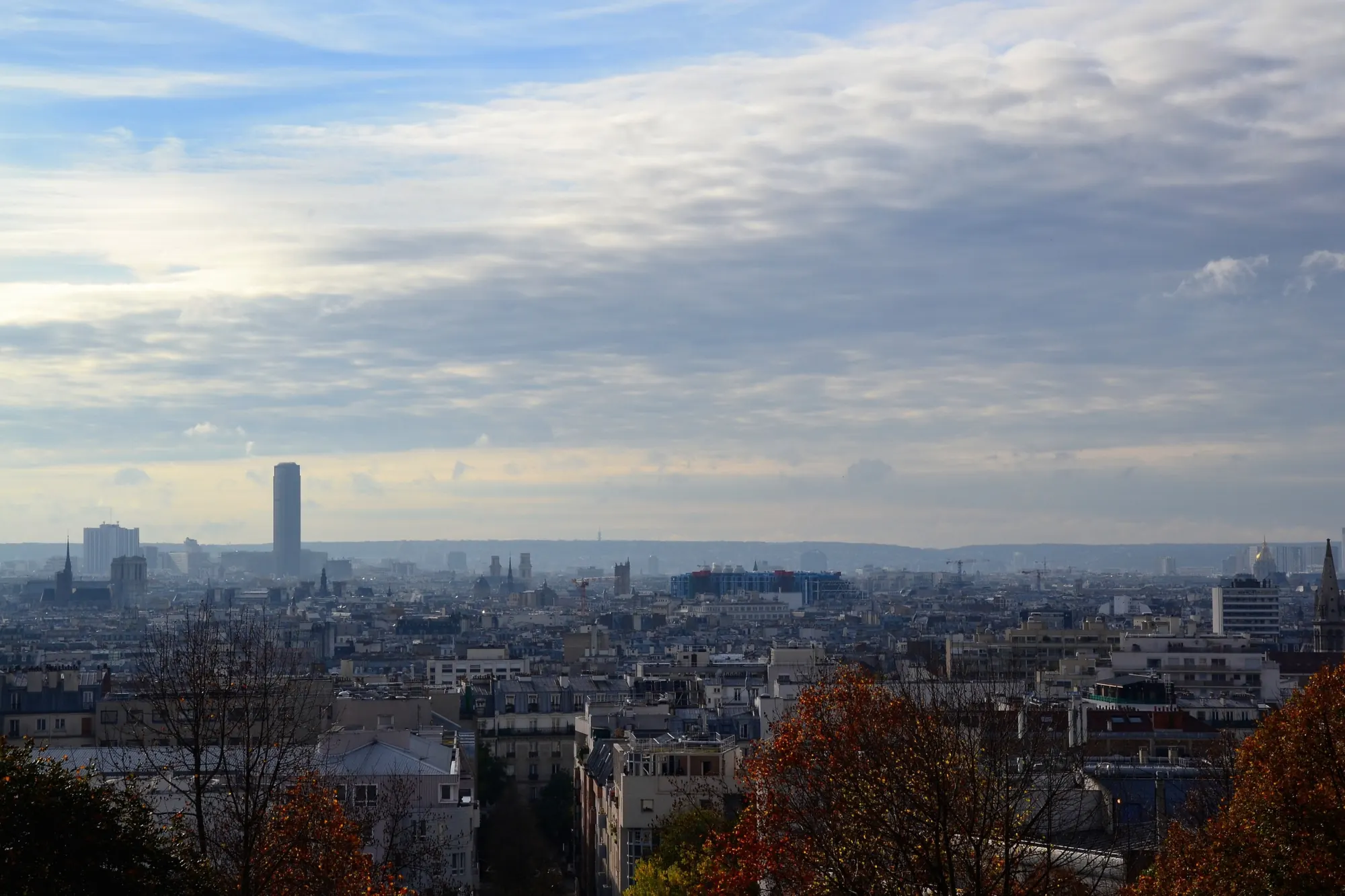 Vue de Paris depuis le parc de Belleville, tour Montparnasse à l’horizon