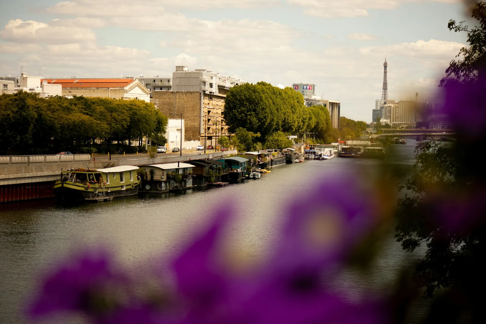Bords de Seine à Boulogne-Billancourt, péniches amarrées et tour Eiffel au loin