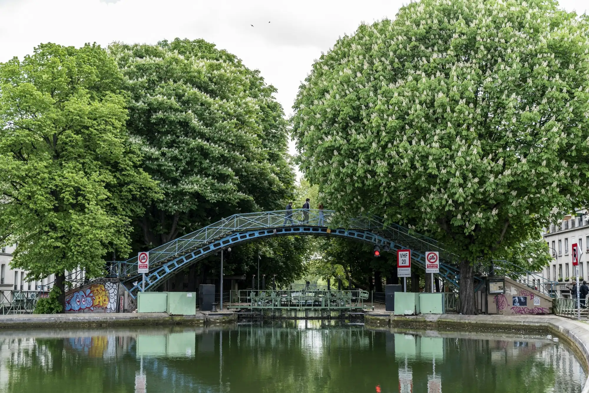 Passerelle en fer du canal Saint-Martin entre deux grands marronniers, Paris 10e