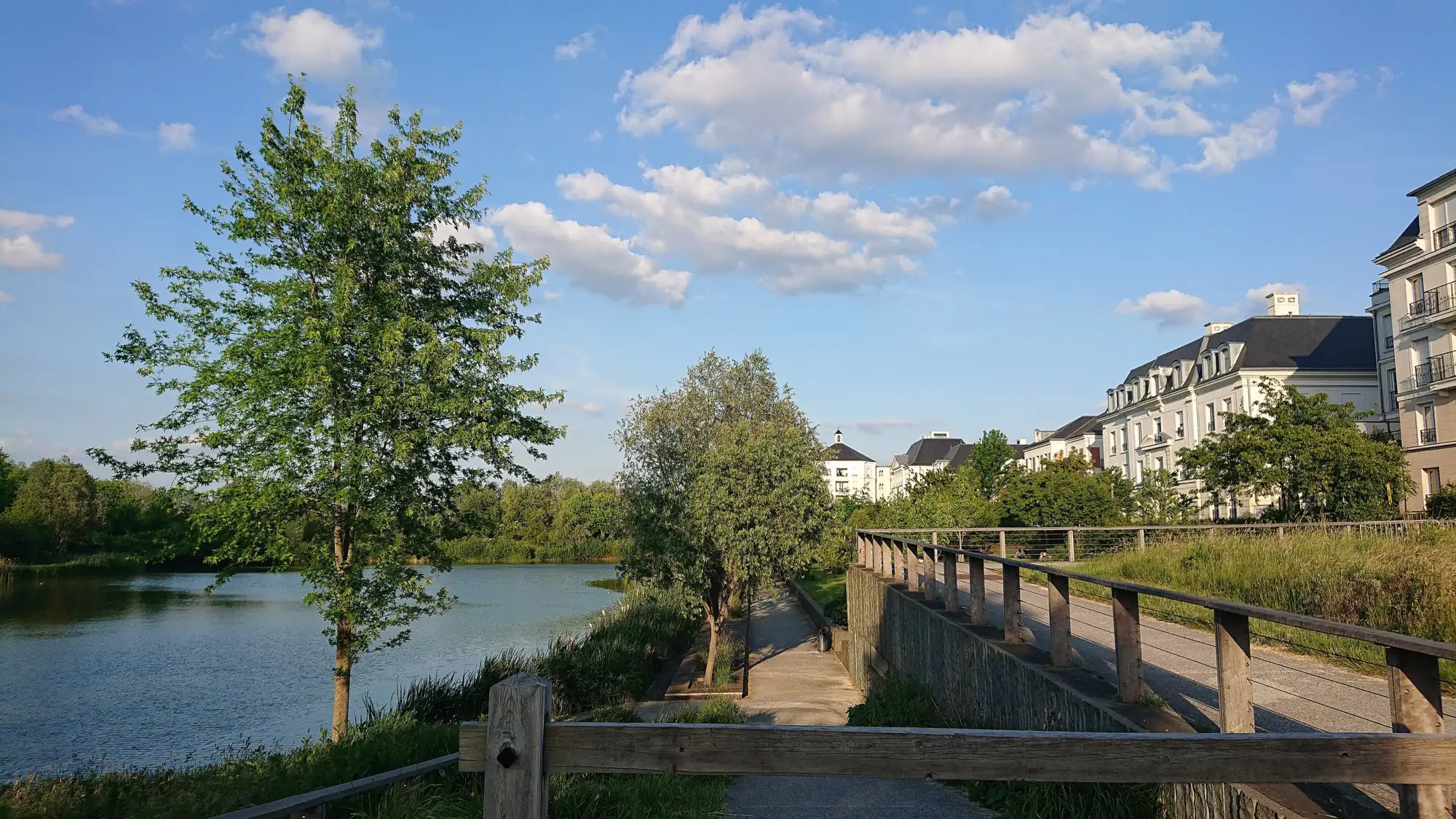 Lac de Serris au Val d’Europe, ponton en bois et résidences en bord d’eau