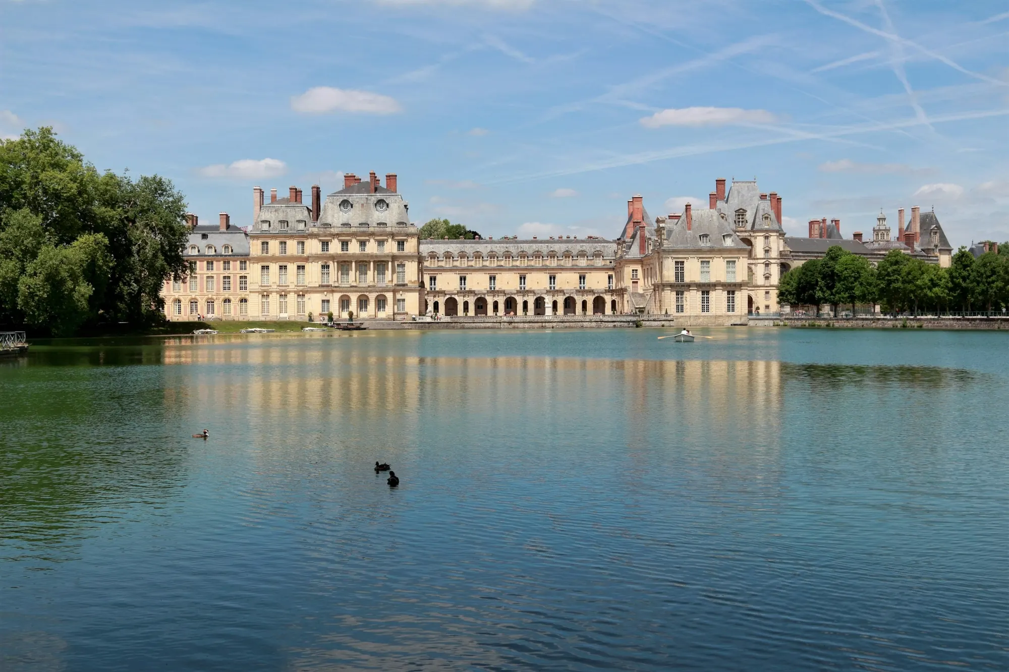 Château de Fontainebleau vu de l’autre rive de l’étang aux Carpes