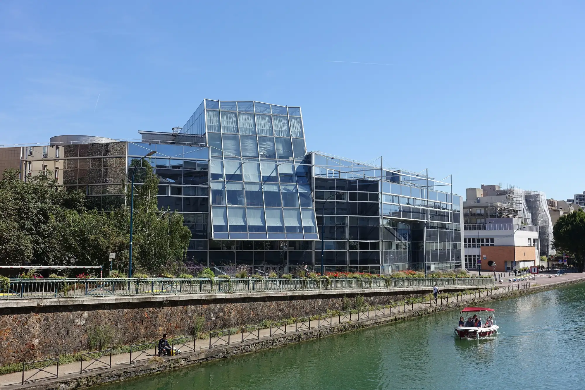 Canal de l’Ourcq à Pantin, immeubles de verre et quai au soleil
