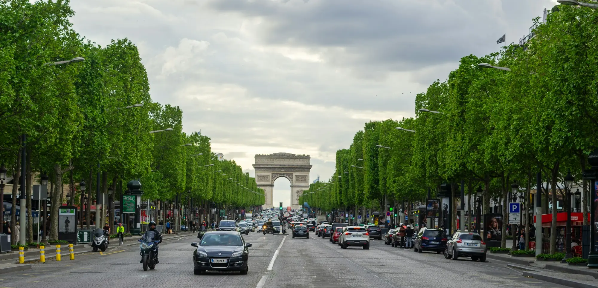 Avenue des Champs-Élysées bordée de marronniers, l’Arc de Triomphe au bout, Paris 8e