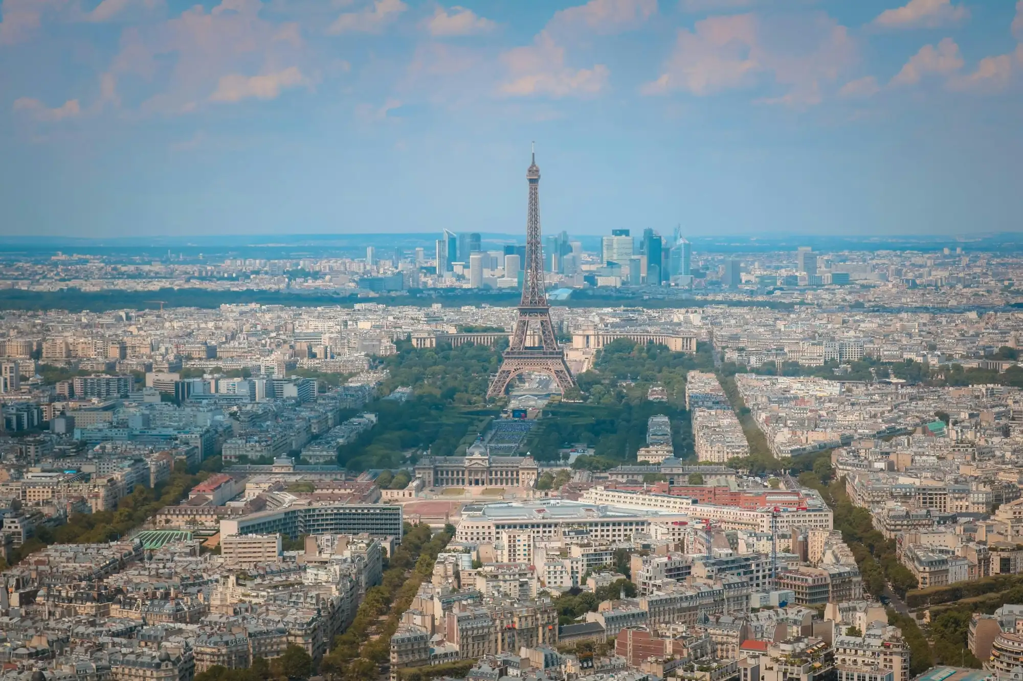 Vue sur Paris depuis la tour Montparnasse : tour Eiffel, Champ-de-Mars et La Défense au loin