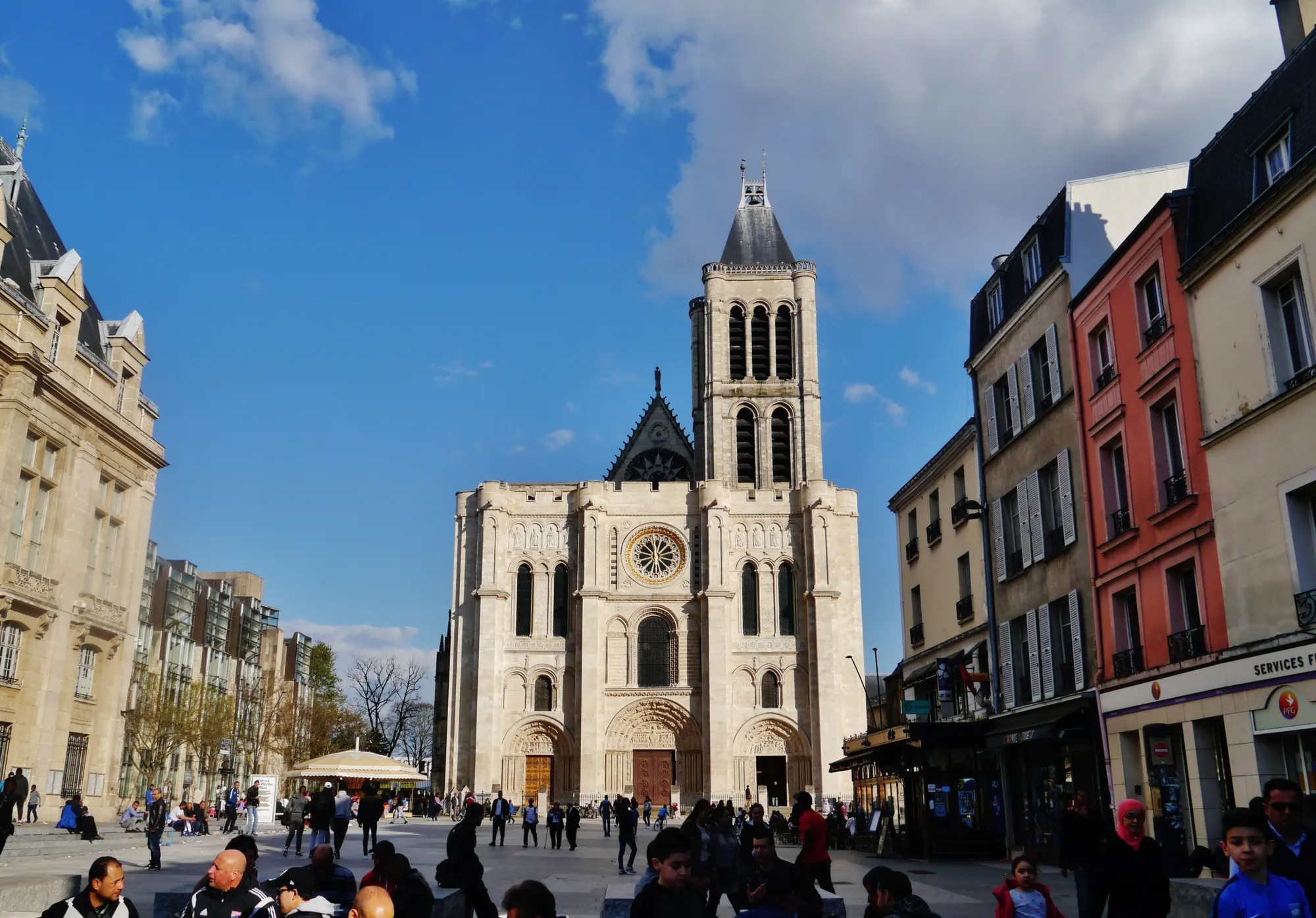 Basilique de Saint-Denis et sa place animée, immeubles colorés du centre-ville