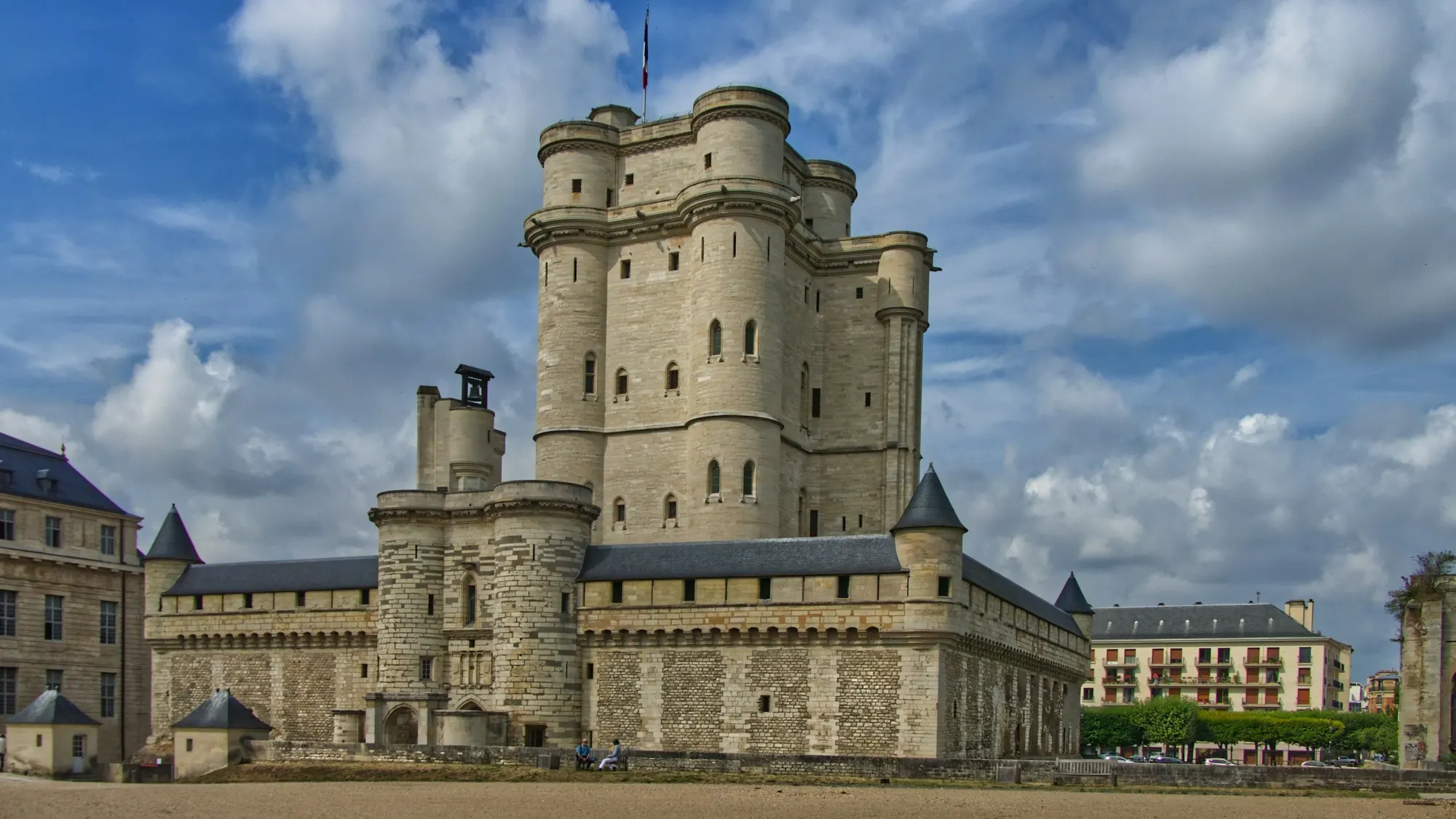 Donjon du château de Vincennes sous un ciel nuageux